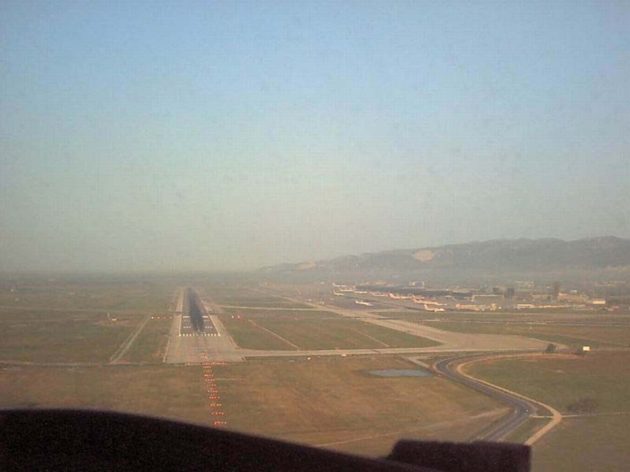 Imatge de l'antiga pista principal (07-25) de l'aeroport del Prat i les llums d'aproximació per la capçalera 25